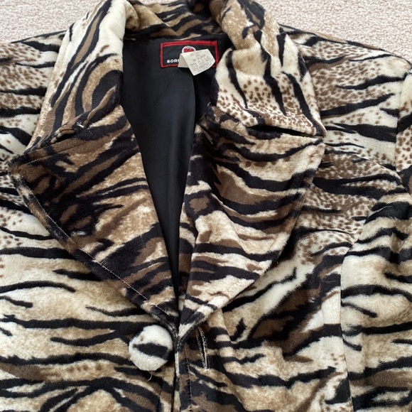 Animal Print velour Blazer with lining! Great to wear with jeans! - Picture 4 of 6